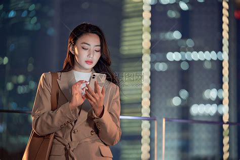 深夜加班的都市女性使用手机打车高清图片下载-正版图片501707009-摄图网