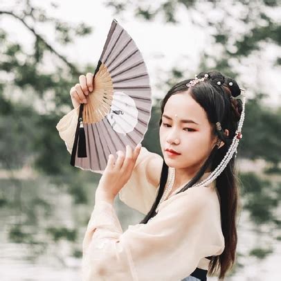 女生蓝色古风折扇头像图片