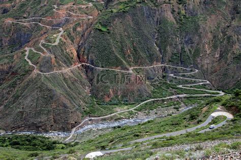 秘鲁北部漂亮的弯曲蜿蜒山路高清摄影大图-千库网