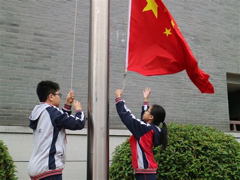学校举行升国旗仪式 庆祝新中国成立65周年_兰州大学新闻网