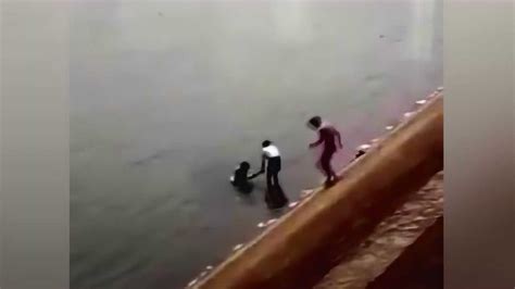 两女子溺水身亡 两男子全程围观未施救_腾讯视频