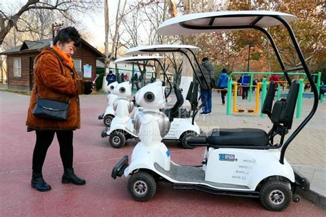 北京：智能伴游机器人亮相莲花池公园-人民图片网