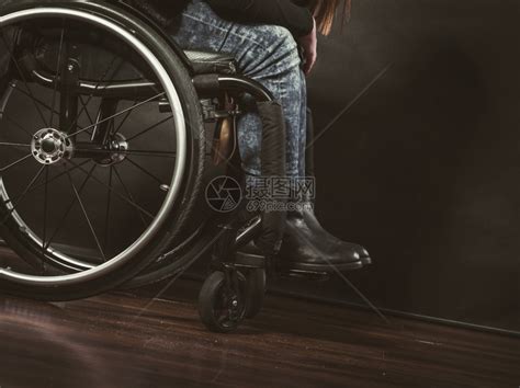 12岁双腿瘫痪男孩靠骑扭扭车活动，妈妈：希望他有机会站起来_凤凰网视频_凤凰网