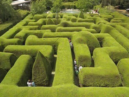 景观长椅带有绿草墙的迷宫3d渲染结石图片素材-正版创意图片307566208-摄图网
