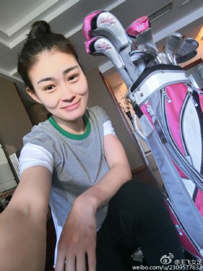 王飞展示粉色高尔夫球包 皮肤白皙笑容迷人(图)-搜狐体育