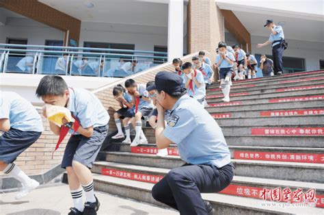 西华县公安局组织开展“萌娃进警营，警心暖童心”警营开放日活动