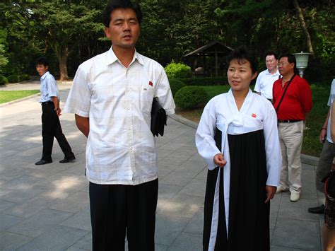 北朝鲜的男士，又矮、又瘦、又黑。瞧我们的男导游，算是外事工作者，很帅了！女同志，都长着大磨盘脸。_回龙观社区网