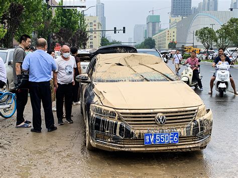 30秒对比淹没前后的京广北路隧道 近百辆车浮出水面已成废铁_手机新浪网