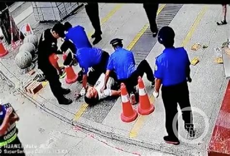 成都“城管持棍殴打摊贩”进展： 5名涉事城管被辞退 - 本地 - 华西都市网新闻频道