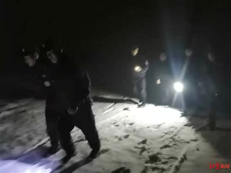 128名游客被困海拔4500米高山 四川雅江警方雪夜救援 - 上游新闻·汇聚向上的力量