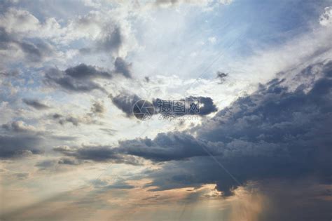 蓝天背景下的乌云和太阳光线高清图片下载-正版图片503077922-摄图网