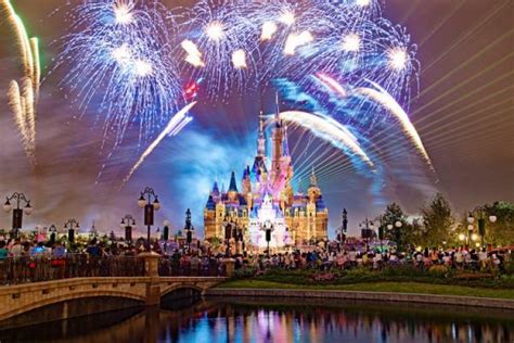 刚刚，迎新年烟花在迪士尼燃放，度假区五周年庆典标志揭晓，2021年将有全新体验 - 周到上海