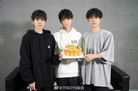 TFBOYS出道六周年 王俊凯王源易烊千玺捧蛋糕庆祝_娱乐新闻_娱乐盒子
