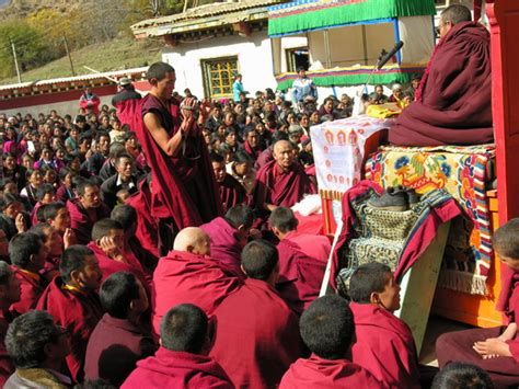 震撼！世界最大佛学院建在海拔4000米的山谷 密密麻麻的僧舍连绵数公里 _深圳新闻网