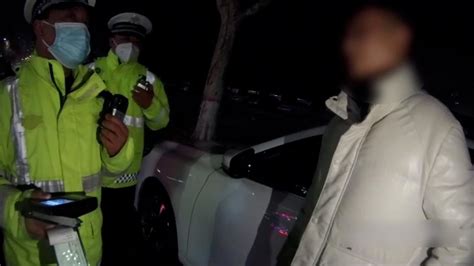 男子酒驾被查后对交警称“帮个忙呗，解酒功能不行”_凤凰网视频_凤凰网