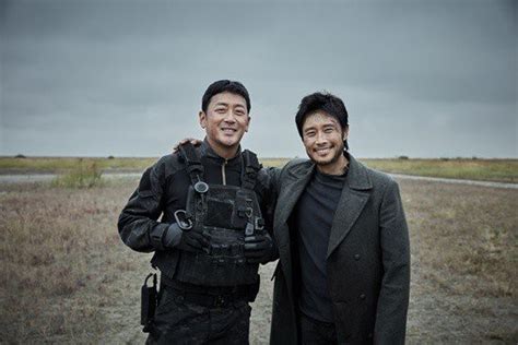 据韩媒报道，由李秉宪、河正宇主演电影《长白山》确定将于12月韩国上映-新闻资讯-高贝娱乐
