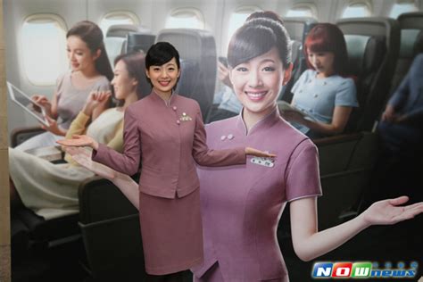 台华航发表2015年月历 空姐甜美清新大秀制服照|航空|空姐_凤凰资讯