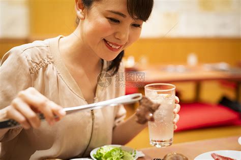 喜欢独自吃饭的女人高清图片下载-正版图片502230638-摄图网