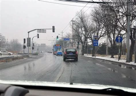 雪天在高速公路上行驶时,关于安全车距错误的说法-有驾