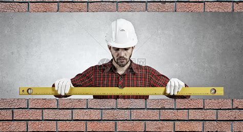 水平的建筑工人砖工用水平检查新红砖墙室外高清图片下载-正版图片300279304-摄图网