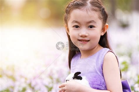 彩色图片健康纯洁可爱的女孩在户外高清图片下载-正版图片501985973-摄图网