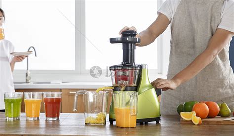 厨房榨水果汁高清图片下载-正版图片500593548-摄图网