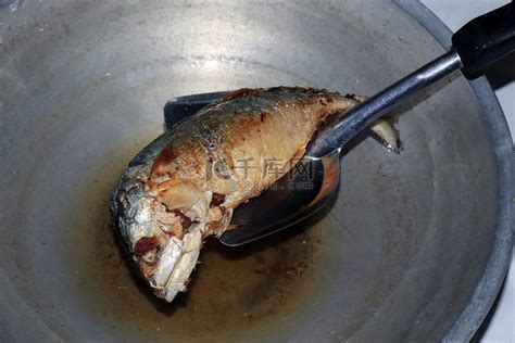 用热沸腾的油在锅里炸鲭鱼，咸鲭鱼油炸食品高清摄影大图-千库网
