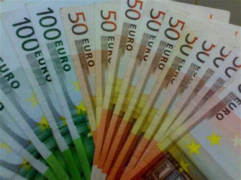 欧洲央行发布新版100欧元和200欧元纸币 增强防伪性能_侨梁_新民网