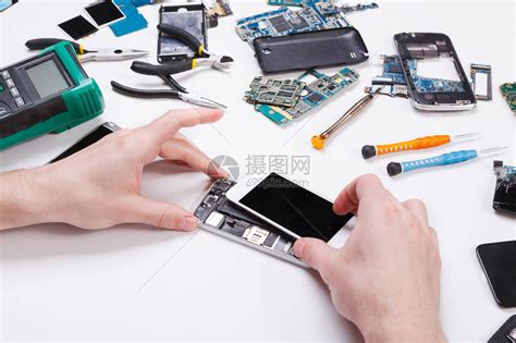 电子维修服务修理工拆卸智能手机进行检查修理坏电话的技术员高清图片下载-正版图片503027419-摄图网