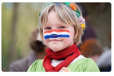 荷兰花田间的荷兰女人高清图片下载-正版图片321541317-摄图网