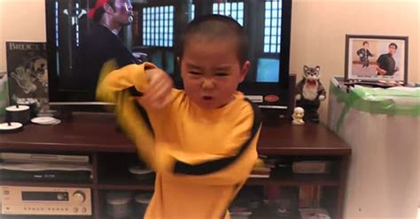 有个5岁日本男孩，耍起双截棍就像李小龙|界面新闻 · 歪楼