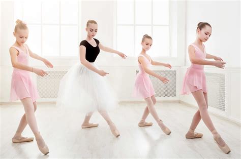 孩子们训练尊巴舞健身舞蹈学校 高清摄影大图-千库网