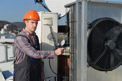 空调修理机修屋顶空调系统的年轻维修员高清图片下载-正版图片502887013-摄图网