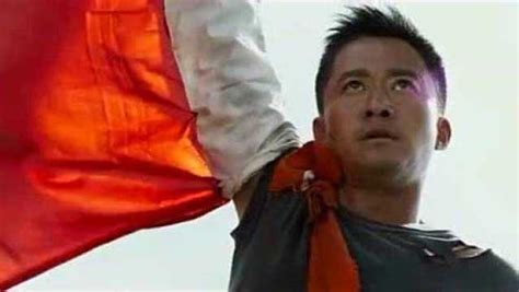 战狼2：吴京身披国旗经过别国交战区！这是身为中国人的骄傲！_腾讯视频