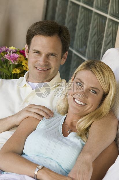 户外抱在一起观赏风景的年轻夫妻高清图片下载-正版图片502147594-摄图网
