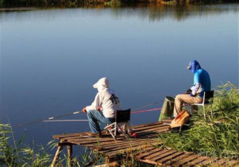 在行动时bangpra湖钓鱼的渔民图片-渔民在行走的船上钓鱼素材-高清图片-摄影照片-寻图免费打包下载