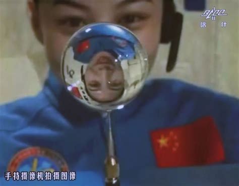中国航天员队伍新成员首秀！网友：戴眼镜也能上太空了 - 青岛新闻网
