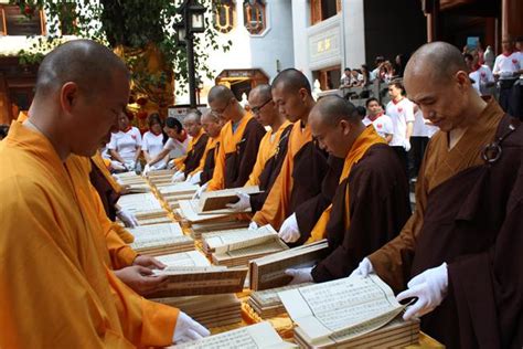 今天农历六月六，佛教的翻经节也俗称晒经节
