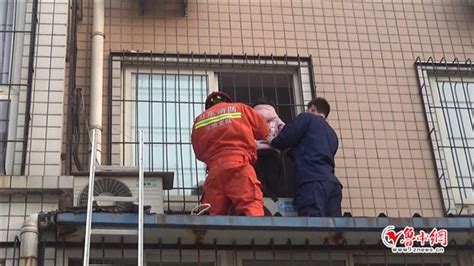 淄博一4岁女童不慎掉落二楼阳台外 消防员爬梯救人_ 淄博新闻_鲁中网