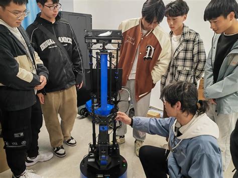 机器人实验室里的“开学第一课 ”-莆田学院新工科产业学院