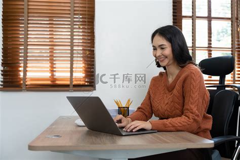 女会计师在办公室、财务和会计概念中使用计算器和笔记本电脑。高清摄影大图-千库网