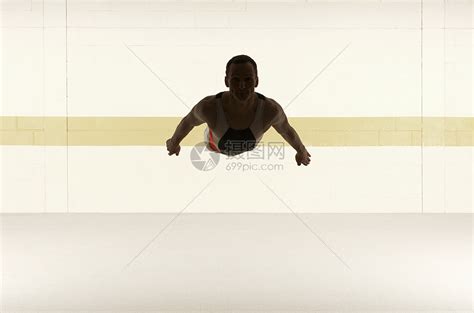 男子体操运动员翻筋斗高清图片下载-正版图片501454953-摄图网