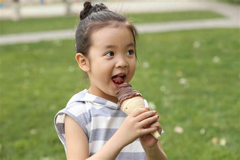 小女孩吃冰淇淋-包图企业站