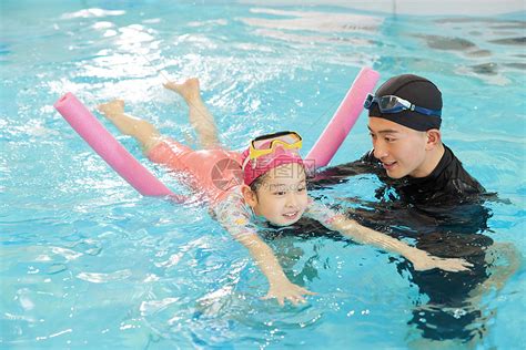 游泳馆学习游泳的小女孩高清图片下载-正版图片502361247-摄图网