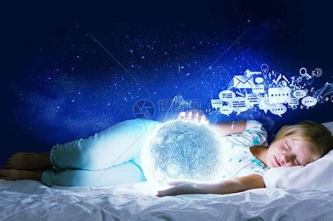晚安女孩躺床上,手里着月亮高清图片下载-正版图片300491547-摄图网