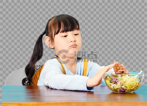 可爱的小女孩吃水果沙拉高清图片下载-正版图片321242165-摄图网