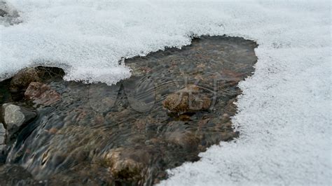 雪后融化雪水和冰溜子摄影图高清摄影大图-千库网