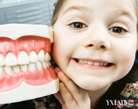 孩子几岁开始换牙，属于发育正常？男孩和女孩有区别_乳牙_恒牙_宝宝