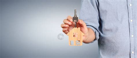 房地产经纪人将房屋钥匙手交给高清图片下载-正版图片504165897-摄图网