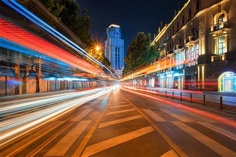 武汉中山大道夜晚流光溢彩的城市车轨高清图片下载-正版图片500940977-摄图网